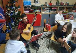 Uczniowie wspólnie śpiewają kolędy.